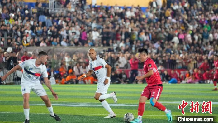 巴西圣保罗高桥队亮相榕江“村超” 球迷热情互