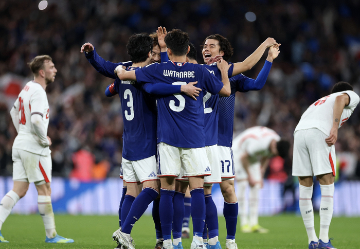 日本队1-0爆冷击败英格兰