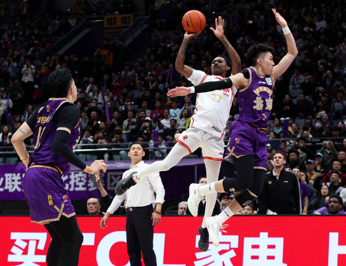 史密斯压哨绝杀助深圳客场险胜北控 提前锁定季